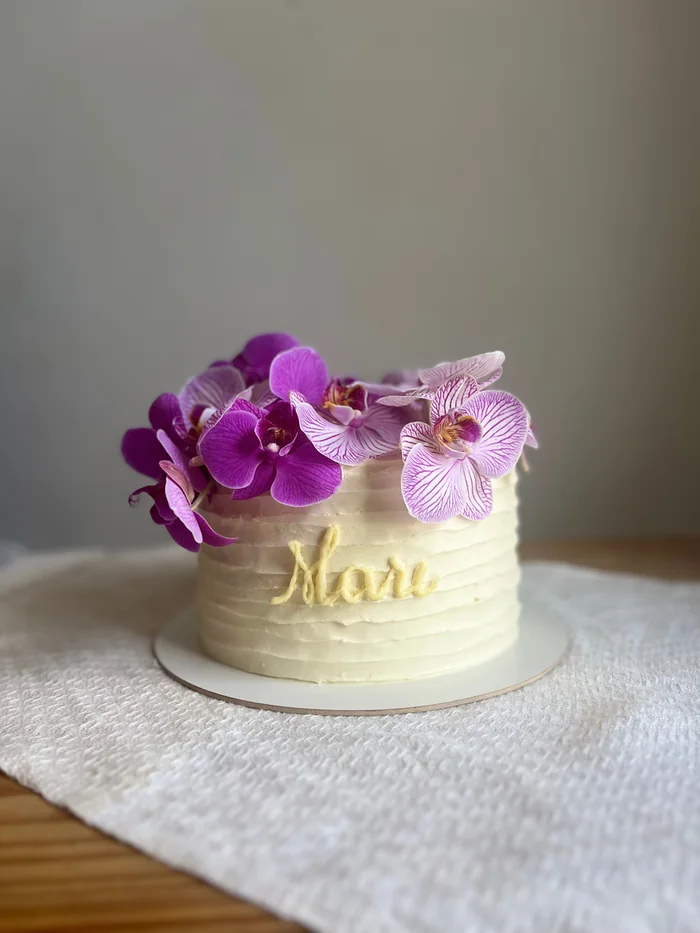 Bolo decorado com orquídeas