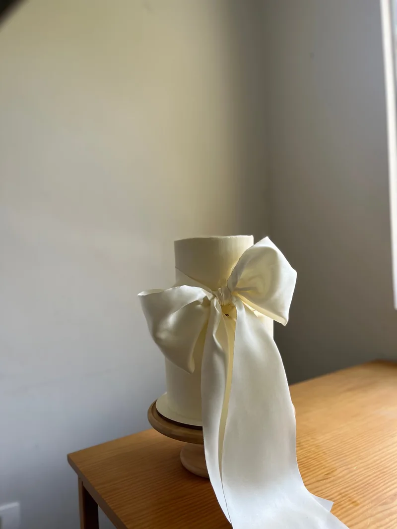 Bolo de casamento com laço