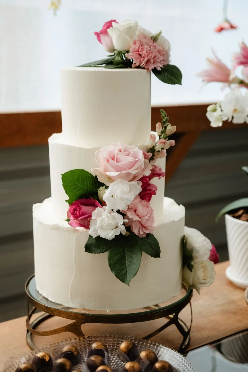 Bolo de casamento de três andares com rosas naturais