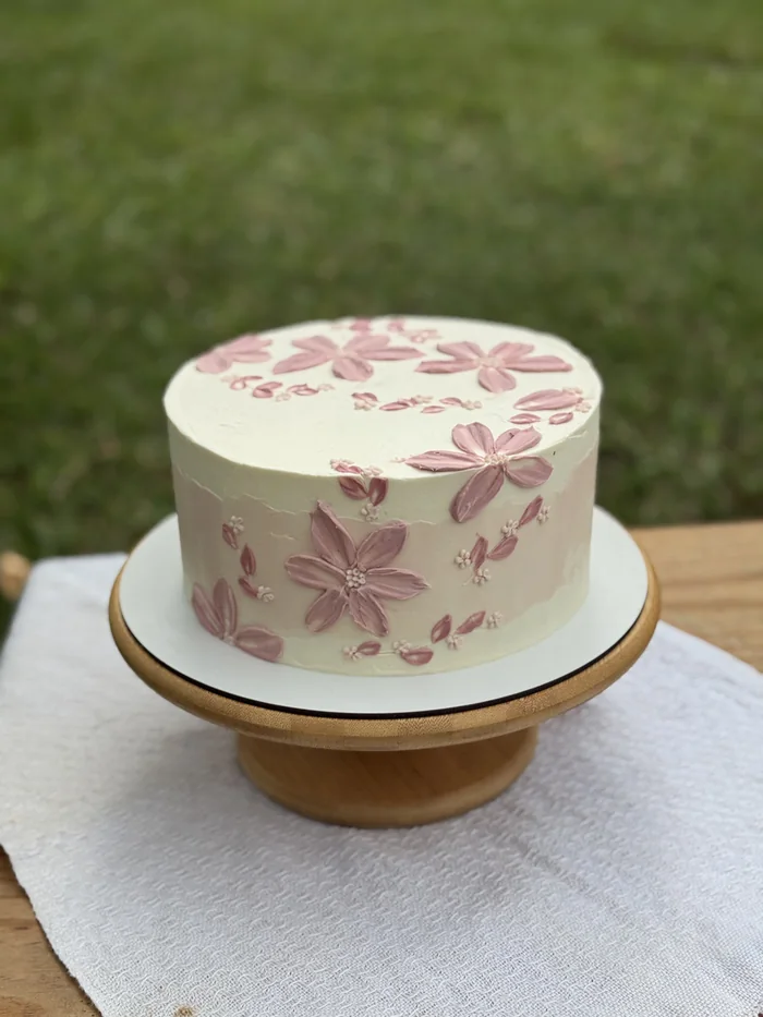 Bolo com pintura floral rosa