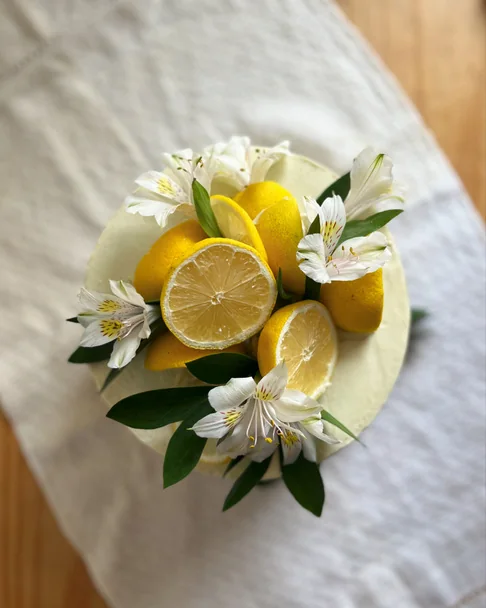Bolo com limões e flores frescas