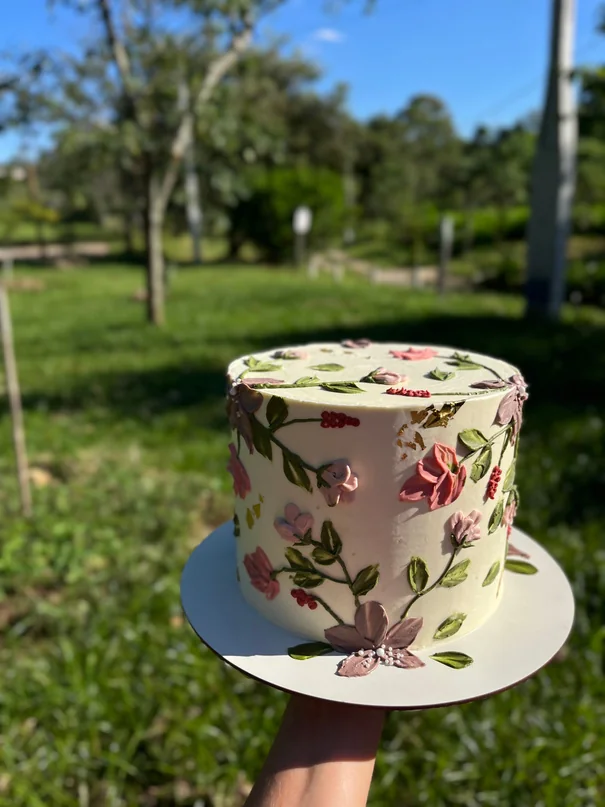 Bolo com pintura floral verde