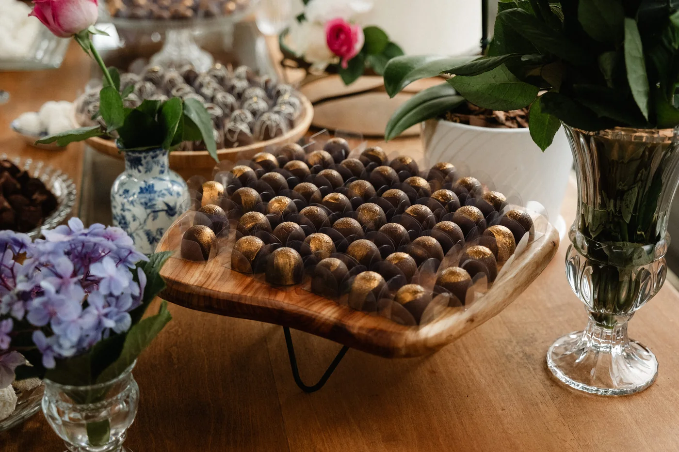 Mesa de doces finos com flores