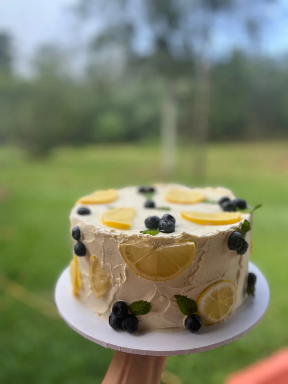 Bolo de limão siciliano com frutas vermelhas