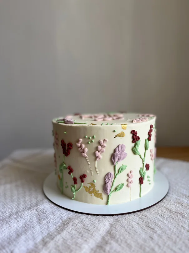 Bolo decorado em buttercream com pintura floral